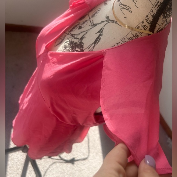 Airy light weight blouse, fit and flare style with a caped back shoulder - Picture 8 of 8